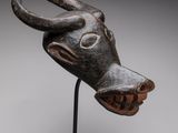 un gros plan d'une sculpture représentant une tête de vache posée sur un socle
