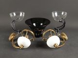 paire de bougeoirs noirs et dorés avec des globes en verre blanc
