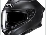 une image représentant un casque noir sur lequel figure le mot « hjc »