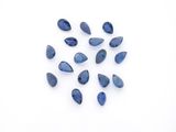 un ensemble de perles en forme de larme en saphir bleu sur un fond blanc