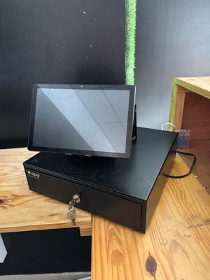 une tablette posée sur une caisse en bois