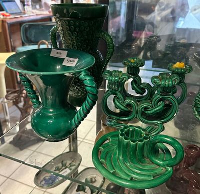 de nombreux vases verts exposés dans une vitrine