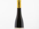 une bouteille de vin posée sur une table blanche