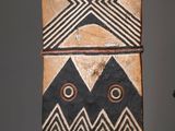 une grande œuvre d'art exposée dans une pièce