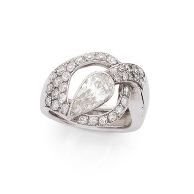 gros plan d'une bague en diamant sur fond blanc