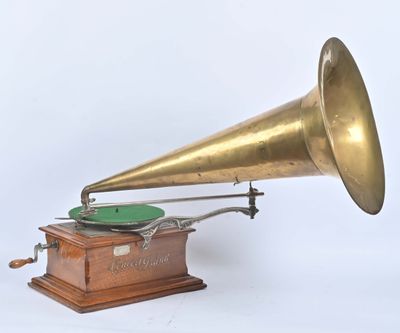 un gramophone à l'ancienne posé sur un support, sur fond blanc