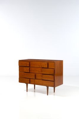 une image d'une commode en bois sur fond blanc
