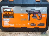 une boîte noire et orange contenant des outils, posée sur une table