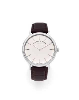 gros plan d'une montre-bracelet sur fond blanc