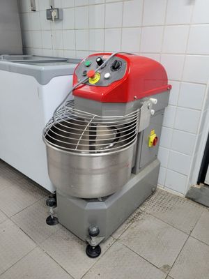 une image d'un mixeur commercial dans une cuisine