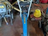 une machine bleue posée sur le sol