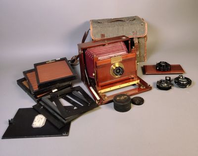 une vieille photo montrant un appareil photo et d'autres objets posés sur la table