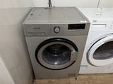 un lave-linge et un sèche-linge dans une petite pièce