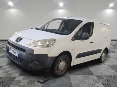 la camionnette blanche est garée sur un sol en damier dans le garage