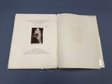 un livre ouvert sur lequel figure la photo en noir et blanc d'un homme en costume
