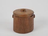 une vieille boîte en bois avec un couvercle, sur fond blanc
