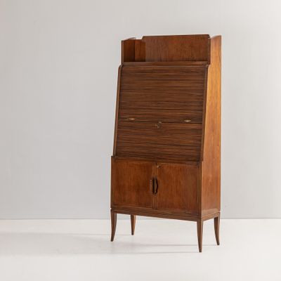 une armoire en bois avec des tiroirs et une porte au milieu