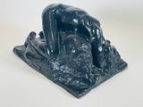 une image représentant une statue d'une femme allongée sur un rocher