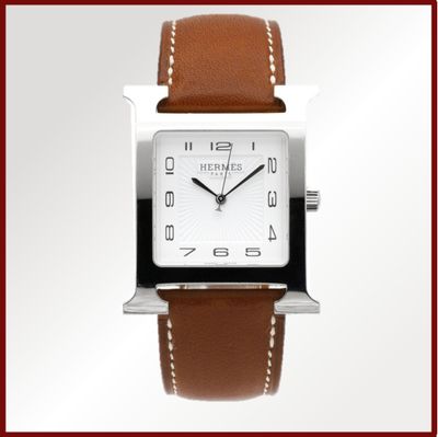 une photo d'une montre carrée blanche avec un bracelet en cuir marron