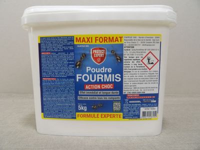 un gros plan sur un seau rempli de nourriture posé sur une table