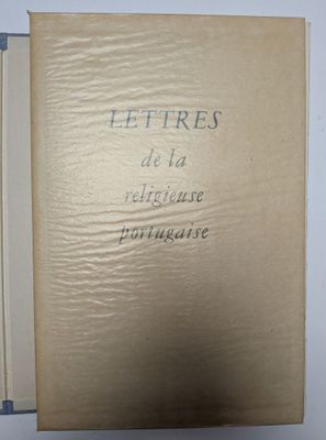 un livre écrit posé sur une table
