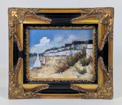 une peinture à l'huile représentant une scène de plage avec des voiliers sur l'eau