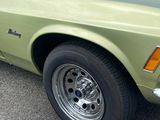 une voiture verte garée sur un parking
