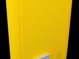 un gros plan sur un classeur jaune orné d'un bouton blanc