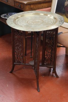 une table sur laquelle est posé un plateau en argent, dans une pièce