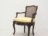 une image représentant une chaise sur laquelle est posé un coussin jaune