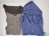 deux t-shirts à capuche posés l'un sur l'autre sur une table