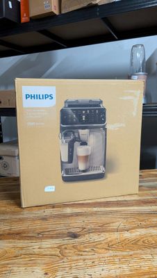 une boîte posée sur la table, avec une cafetière à l'intérieur