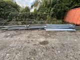un tas de barres métalliques posé au milieu d'une cour