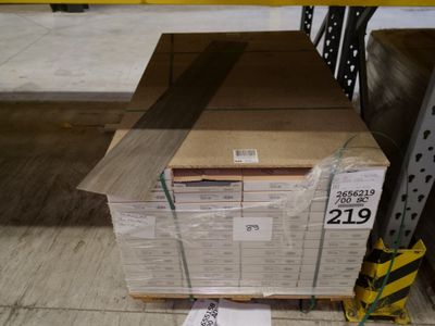une pile de boîtes sur une palette dans un entrepôt