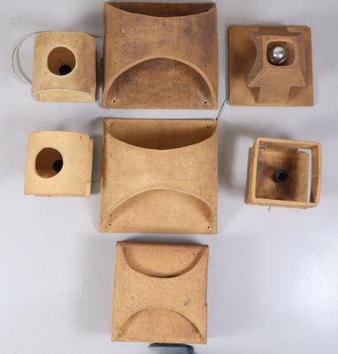 plusieurs morceaux de bois sont disposés sur une surface blanche
