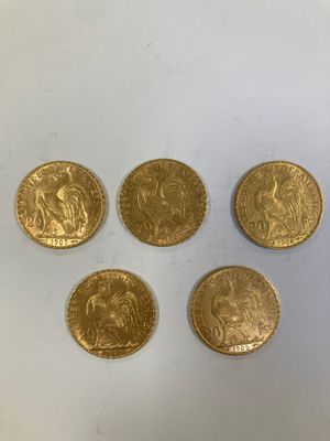 quatre souverains d'or, dont l'un représente un lion et l'autre un lion