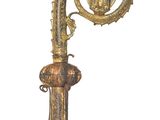 une horloge en or sur laquelle est représentée une femme