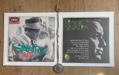 une image représentant une photo de Frank Sinatra portant une chaîne