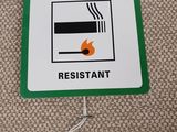 a picture of a sign stating that there is a fire extinguisant