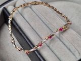 un bracelet rangé dans un écrin