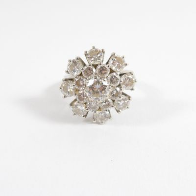 gros plan d'une bague en diamant sur une surface blanche