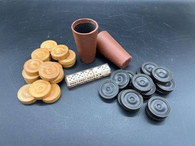 beaucoup de pièces en bois et une tasse sur la table