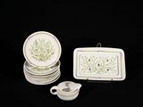 beaucoup d'assiettes et de tasses sur la table
