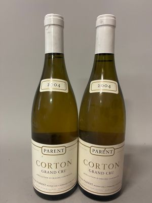deux bouteilles de vin blanc posées l'une à côté de l'autre sur une table