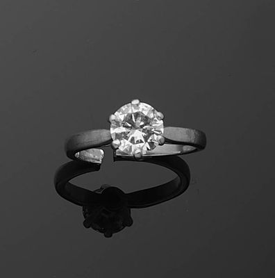 Bague en or gris 18K (750), ornée d'un diamant rond de taill…