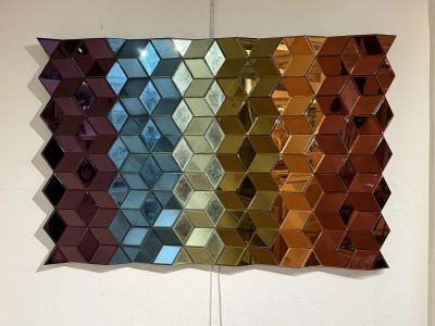 un miroir accroché au mur d'une pièce