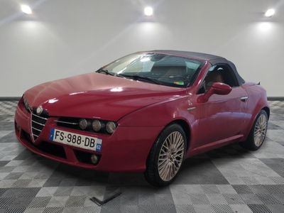une photo d'un coupé Alfa rouge garé dans un garage