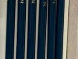 six stylos qui se trouvent dans un étui posé sur la table