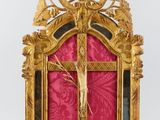 un cadre doré richement décoré sur lequel est représenté un crucifix