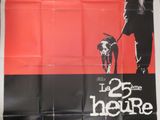 une vieille affiche de cinéma représentant un homme promenant un chien en laisse